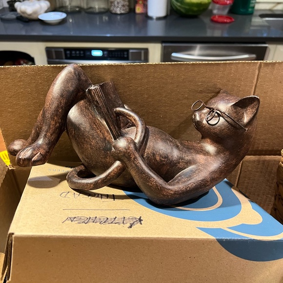 CLOSET CLEAN OUT is more fun with FRIENDS! Like this Listing TODAY  3:30 EST - Picture 3 of 16